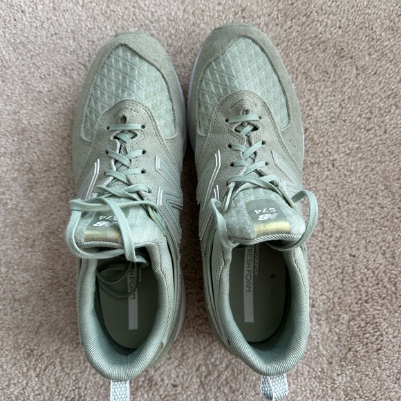 New Balance women’s lifestyle shoe - Picture 3 of 4